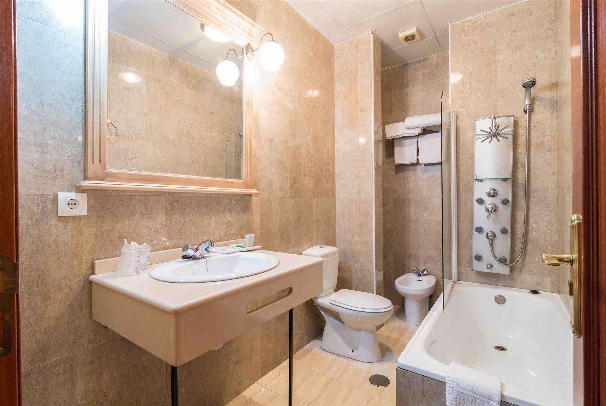 Hotel Esmeralda Osuna Bagian luar foto