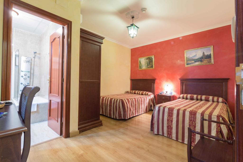 Hotel Esmeralda Osuna Bagian luar foto