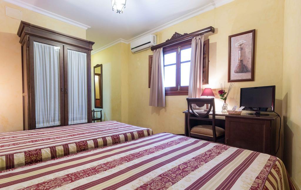 Hotel Esmeralda Osuna Bagian luar foto